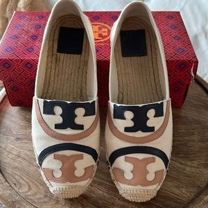 Beautiful Tory Burch powder canvas / calf leather poppy espadrilles, size 9.
